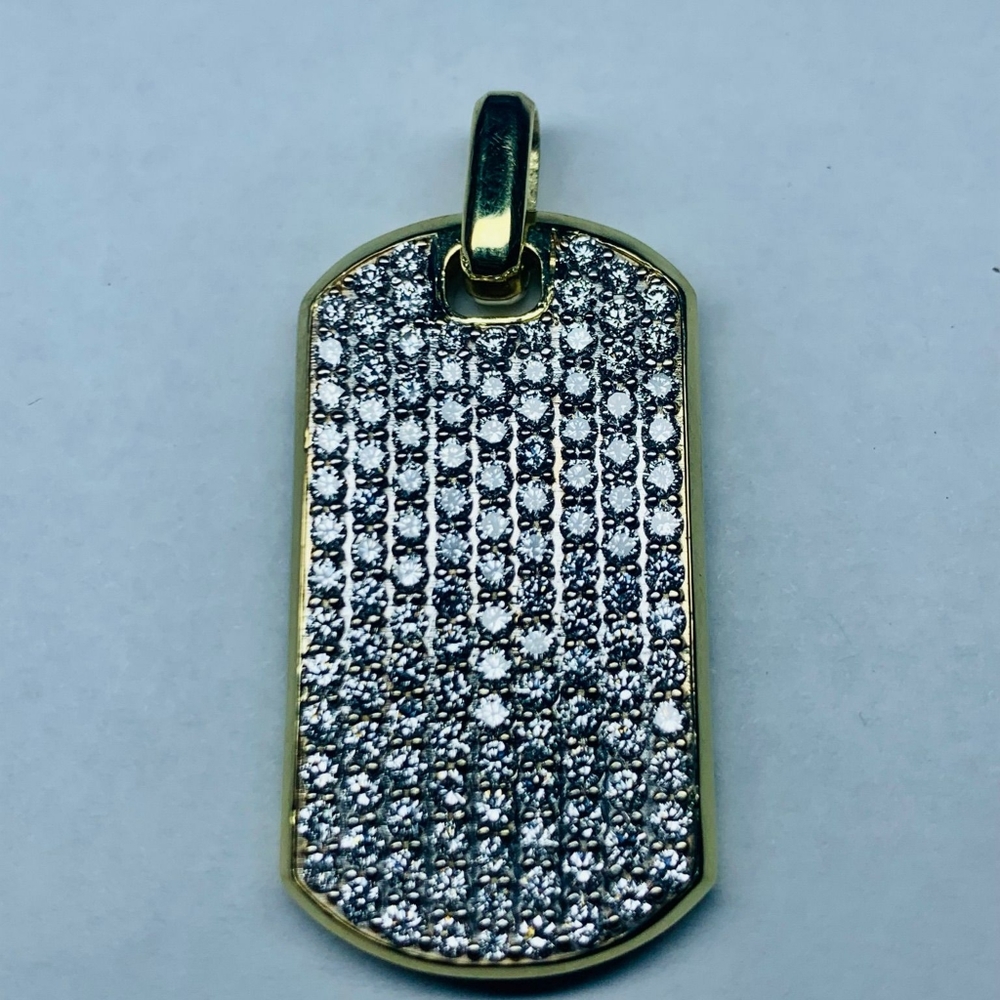 TAG IN 18K YELLOW GOLD WITH PAVÉ DIAMONDS, 35MM.
